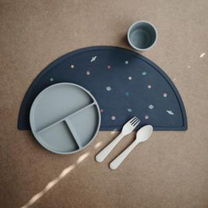MUSHIE KINDERTELLER MIT SAUGNAPF | STONE